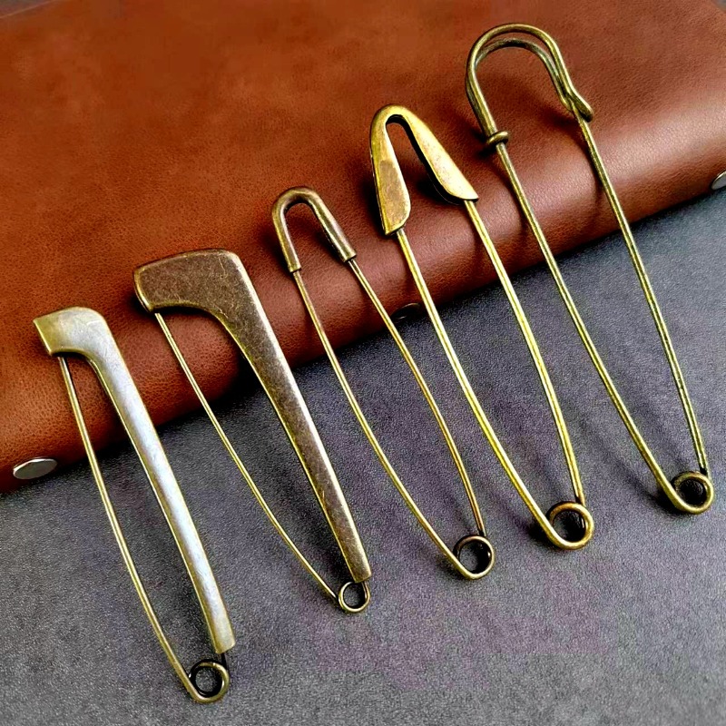 Embroidery Simple - Spilla Decorativa Artistica Antiriflesso in Bronzo